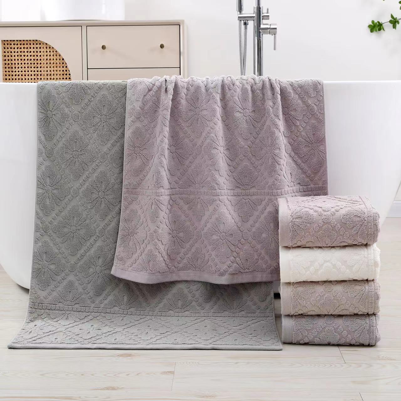 100% Baumwolle Badehandtuch Set in Grau und Lila – Edle Webstruktur und Luxuriöse Textur